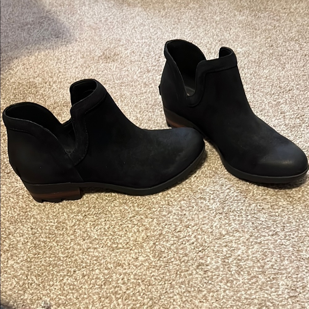 Sorel Black Chelsea Ankle Boots with Elastic Panels